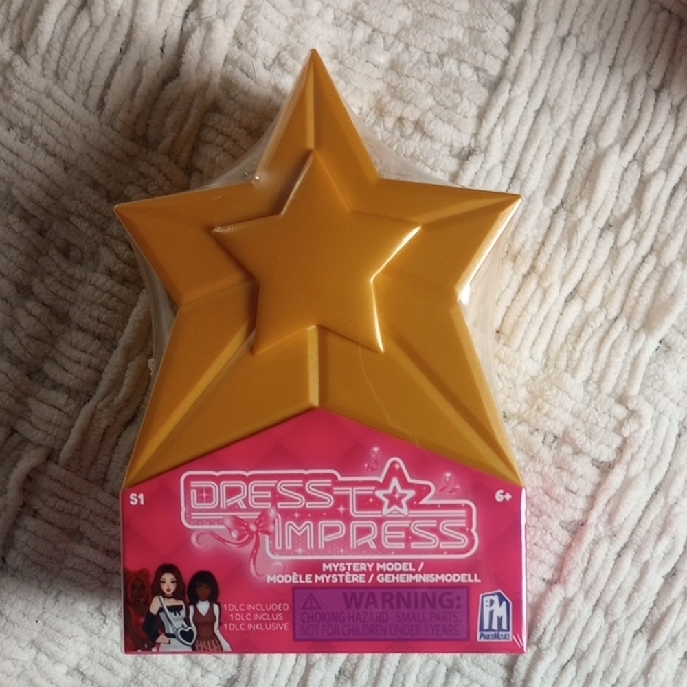 DRESS To IMPRESS Mystery Model Star Set - Gold NEW SEALED With DLC